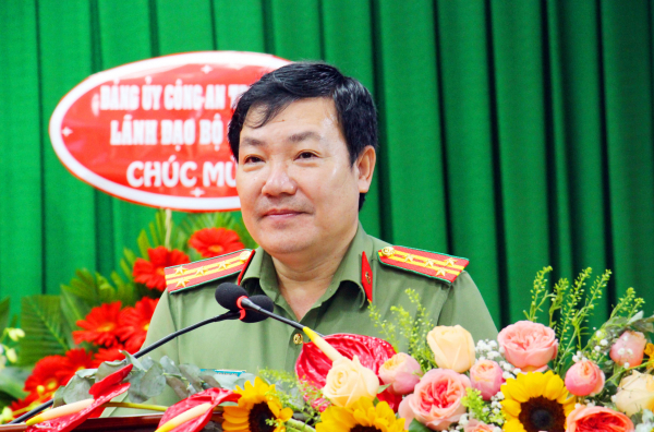 Báo CAND trao 30 máy tính bảng tặng con CBCS dân tộc Khmer  -0