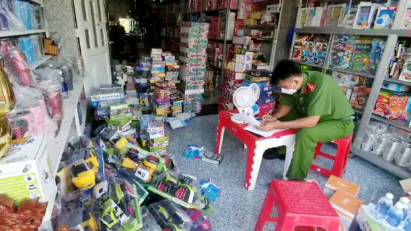 Tạm giữ nhiều đồ chơi trẻ em có xuất xứ Trung Quốc tại thị trấn vùng biên -1