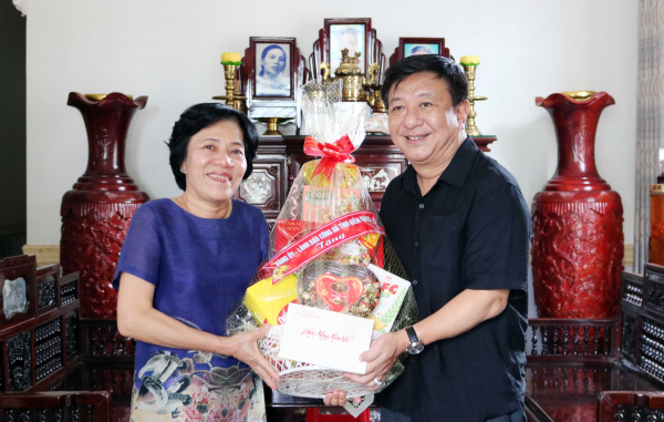 Giám đốc Công an tỉnh Kiên Giang chúc Tết, tặng quà gia đình chính sách -0