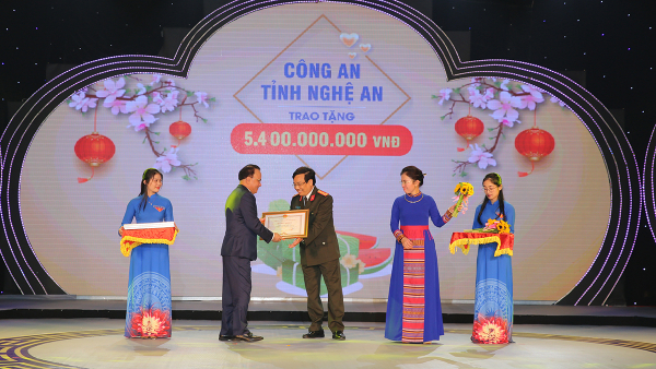 Công an Nghệ An ủng hộ Tết vì người nghèo 5,4 tỷ đồng -0
