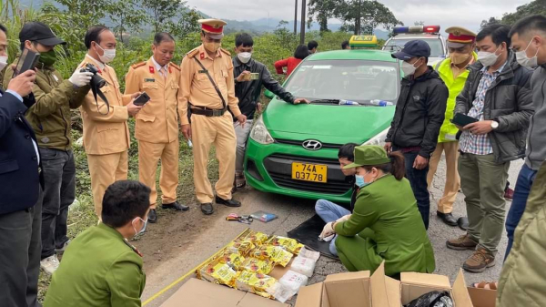 Bắt giữ 2 đối tượng vận chuyển 10kg ma túy đá giấu dưới ghế phụ xe ô tô -0