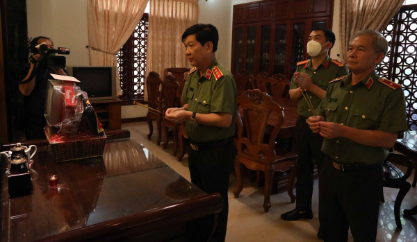 Thứ trưởng Nguyễn Văn Sơn đến thăm, chúc tết gia đình các đồng chí nguyên lãnh đạo Bộ Công an   -0