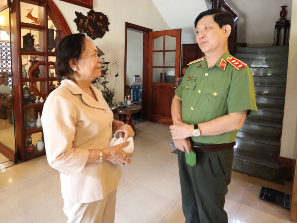Thứ trưởng Nguyễn Văn Sơn đến thăm, chúc tết gia đình các đồng chí nguyên lãnh đạo Bộ Công an   -0