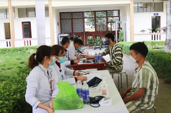 Tiêm vaccine phòng COVID-19 cho các can, phạm nhân tại Trại tạm giam Công an tỉnh Sơn La -1