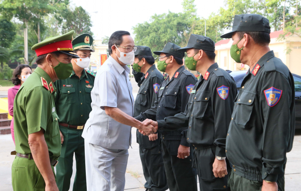 Phó Chủ tịch Quốc hội Trần Quang Phương thăm, làm việc với Trung đoàn CSCĐ Tây Nam Bộ  -0