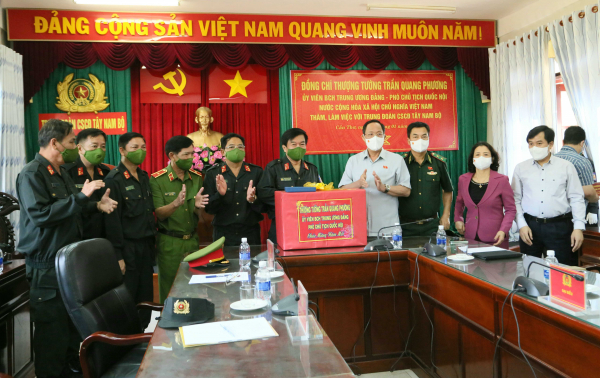 Phó Chủ tịch Quốc hội Trần Quang Phương thăm, làm việc với Trung đoàn CSCĐ Tây Nam Bộ  -0