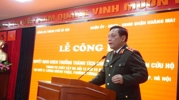 Khen thưởng hai công dân dũng cảm cứu người tại quận Hoàng Mai  -0