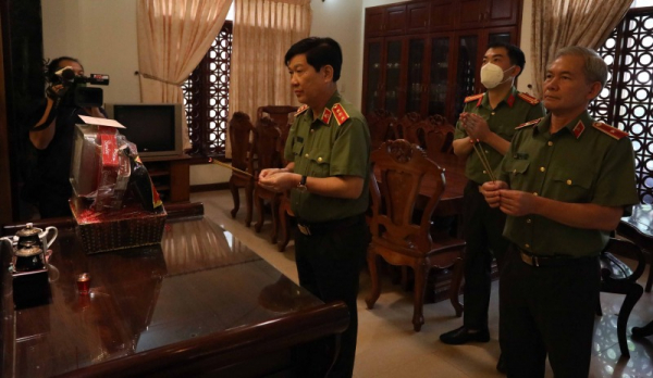 Deputy Minister Nguyen Van Son pays Tet visits to former MPS leaders -0