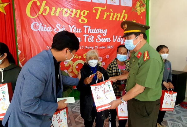 Chương trình chia sẻ yêu thương đón Tết sum vầy của Báo Công an nhân dân: Mang Xuân sớm đến với đồng bào biên giới Việt - Lào -0