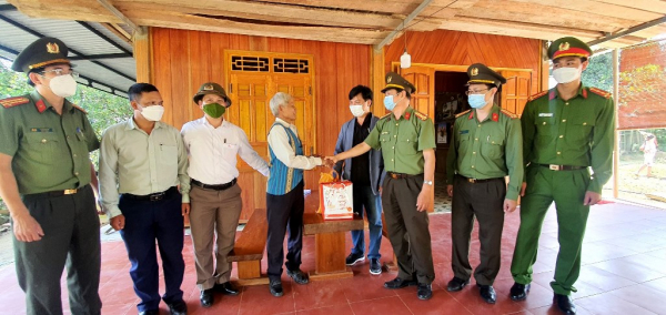 Chương trình chia sẻ yêu thương đón Tết sum vầy của Báo Công an nhân dân: Mang Xuân sớm đến với đồng bào biên giới Việt - Lào -1