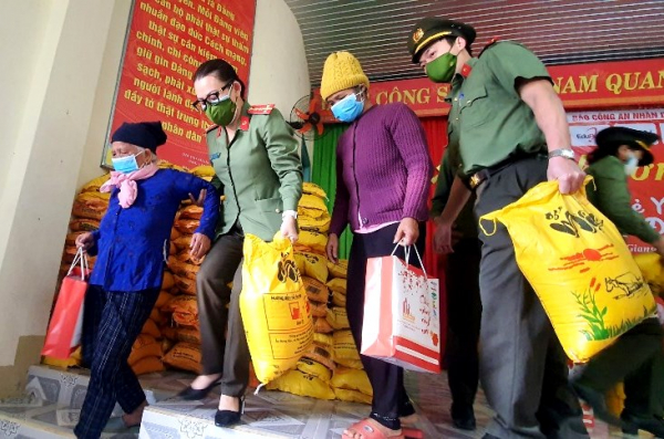 Chương trình chia sẻ yêu thương đón Tết sum vầy của Báo Công an nhân dân: Mang Xuân sớm đến với đồng bào biên giới Việt - Lào -0
