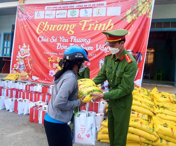 Chương trình chia sẻ yêu thương đón Tết sum vầy của Báo Công an nhân dân: Mang Xuân sớm đến với đồng bào biên giới Việt - Lào -2