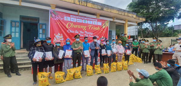 Chương trình chia sẻ yêu thương đón Tết sum vầy của Báo Công an nhân dân: Mang Xuân sớm đến với đồng bào biên giới Việt - Lào -3