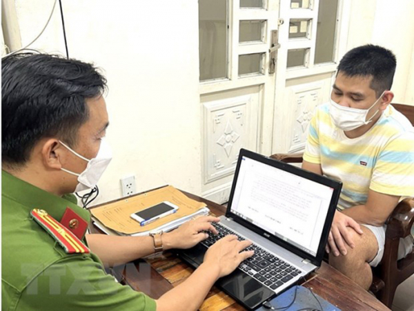 1. điều tra viên lấy lời khai đối với nguyễn xuân hoàng.jpg -0