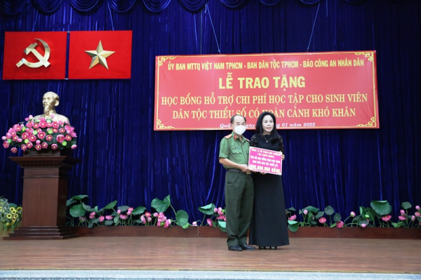 Trao 50 xuất học bỗng cho học sinh, sinh viên dân tộc thiểu số tại TP Hồ Chí Minh -2