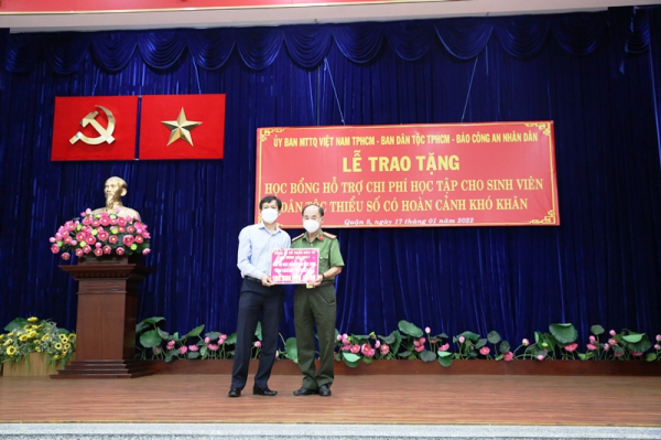 Trao 50 xuất học bỗng cho học sinh, sinh viên dân tộc thiểu số tại TP Hồ Chí Minh -3