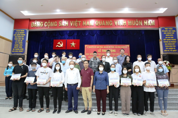 Trao 50 xuất học bỗng cho học sinh, sinh viên dân tộc thiểu số tại TP Hồ Chí Minh -0