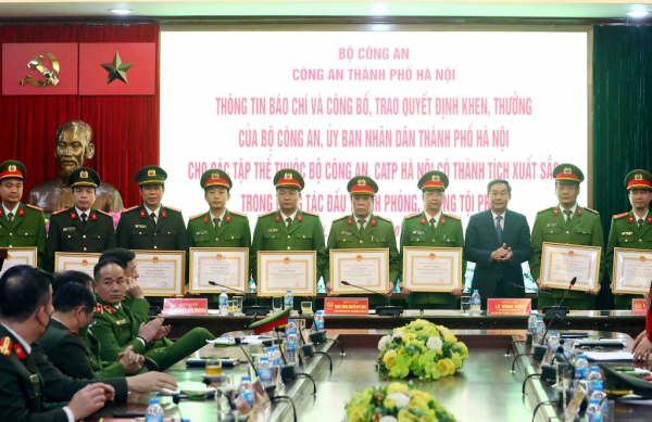 Trao Bằng khen của Bộ trưởng Bộ Công An, UBND TP Hà Nội cho các đơn vị có thành tích xuất sắc trong công tác phòng, chống tội phạm -0