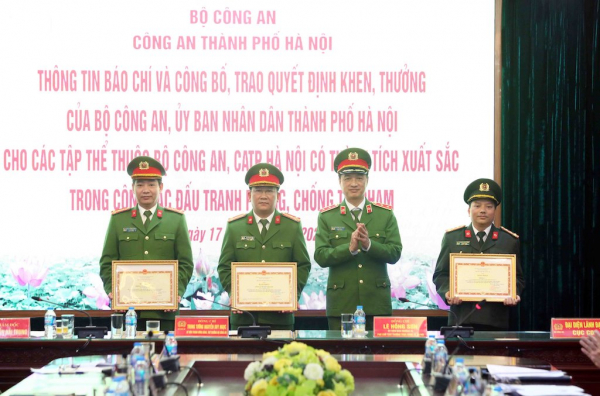 Trao Bằng khen của Bộ trưởng Bộ Công An, UBND TP Hà Nội cho các đơn vị có thành tích xuất sắc trong công tác phòng, chống tội phạm -0