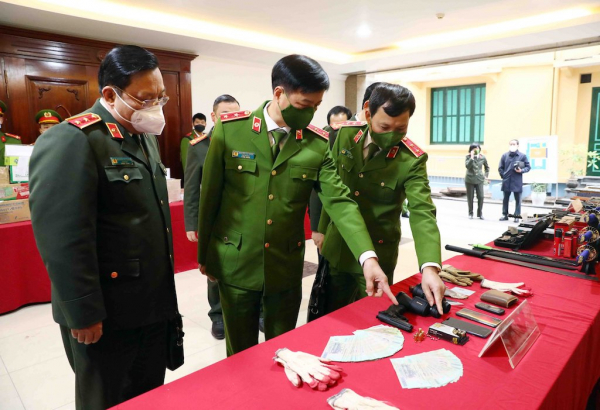 Trao Bằng khen của Bộ trưởng Bộ Công An, UBND TP Hà Nội cho các đơn vị có thành tích xuất sắc trong công tác phòng, chống tội phạm -3