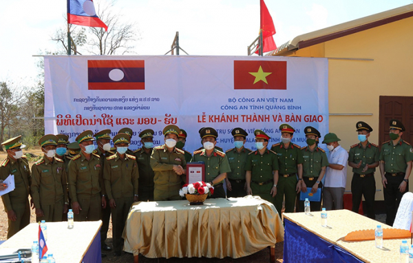 Công an tỉnh Quảng Bình bàn giao 09 trụ sở làm việc tặng Công an tỉnh Khăm Muộn (Lào) -0