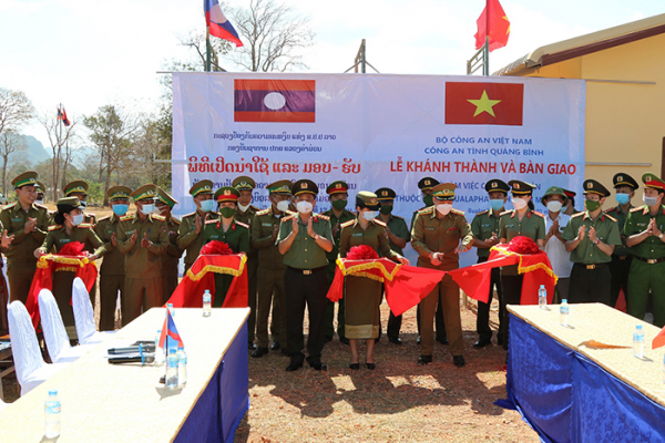 Công an tỉnh Quảng Bình bàn giao 09 trụ sở làm việc tặng Công an tỉnh Khăm Muộn (Lào) -1