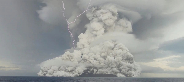 3 ngày sau thảm họa núi lửa, quốc đảo Thái Bình Dương vẫn gần như 
