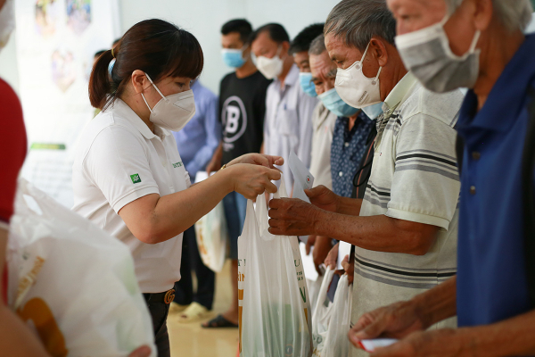Nutrilite cùng hội chữ thập đỏ TP HCM khám bệnh miễn phí và trao quà cho 250 người dân -0