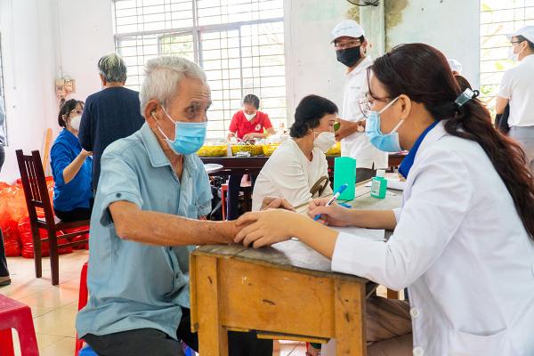 Nutrilite cùng hội chữ thập đỏ TP HCM khám bệnh miễn phí và trao quà cho 250 người dân -1