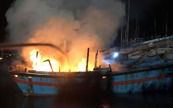 3 tàu cá Bình Định bốc cháy lúc rạng sáng -0