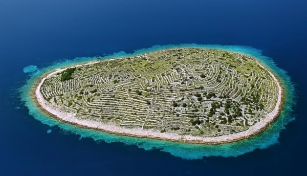 Giải mã bí ẩn hòn đảo tựa như “dấu vân tay người khổng lồ” giữa biển khơi -0