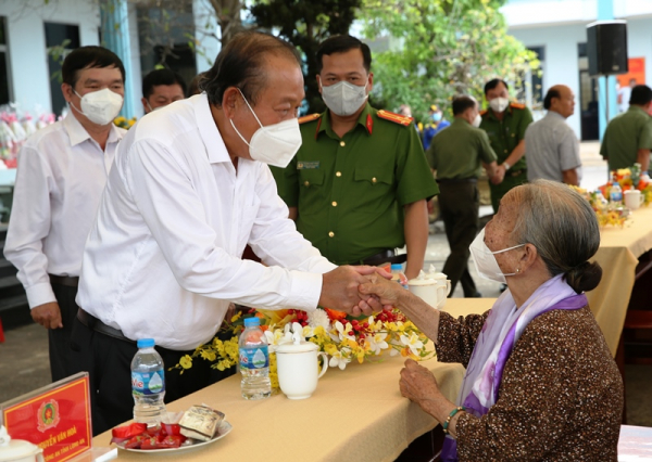 Nguyên Phó Thủ tướng thường trực Trương Hòa Bình trao tặng 600 phần quà Tết ở Bến Lức-Long An -0