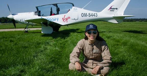 Nữ phi công trẻ nhất một mình bay vòng quanh thế giới -0