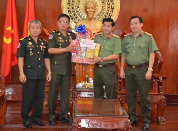 Bộ Tư lệnh Cảnh vệ Quân đội hoàng gia Campuchia thăm chúc Tết Công an tỉnh Đồng Tháp -0