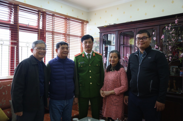Thứ trưởng Nguyễn Duy Ngọc thắp hương các đồng chí cố lãnh đạo Bộ Công an -0