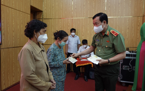 Đồng chí Lê Tấn Tới trao 200 phần quà Tết cho bà con 2 huyện Đức Huệ, Cần Đước -Long An -0