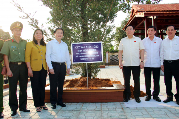 Chủ tịch Quốc Hội Vương Đình Huệ trồng cây lưu niệm trong khuôn viên Công an tỉnh Bến Tre -0