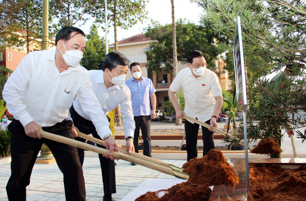 Chủ tịch Quốc Hội Vương Đình Huệ trồng cây lưu niệm trong khuôn viên Công an tỉnh Bến Tre -1