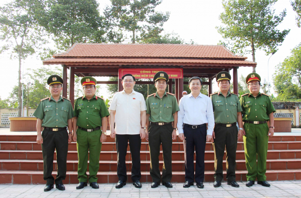 Chủ tịch Quốc Hội Vương Đình Huệ trồng cây lưu niệm trong khuôn viên Công an tỉnh Bến Tre -0
