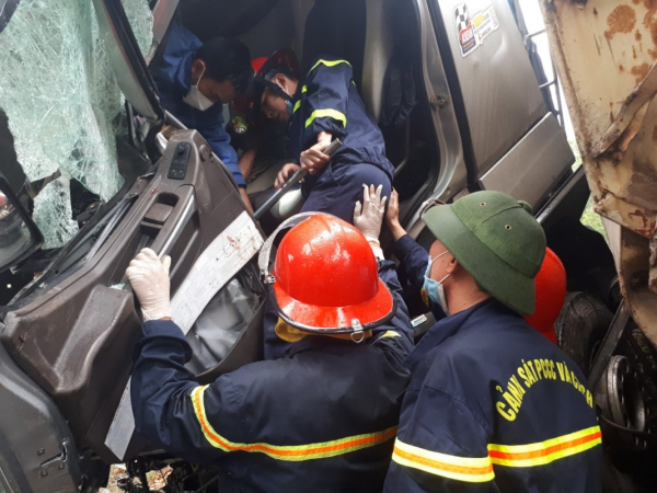 Kịp thời cứu hai nạn nhân mắc kẹt trong xe ô tô bị tai nạn  -0
