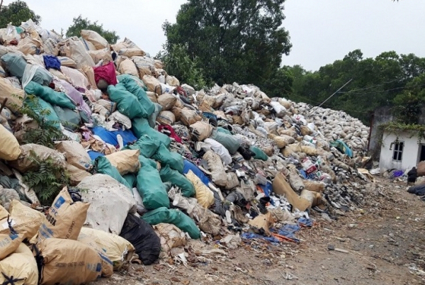 Gần 1 nghìn tấn rác thải công nghiệp tập kết trái phép ven đê -0