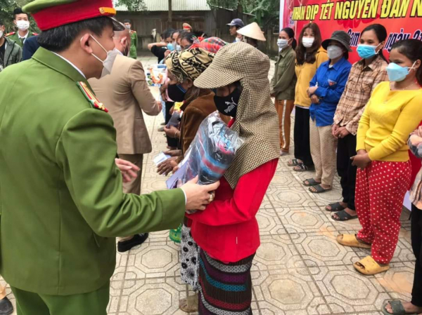Tặng hơn 100 suất quà hỗ trợ đồng bào Vân Kiều ở bản Chùa, Quảng Trị đón Tết -0