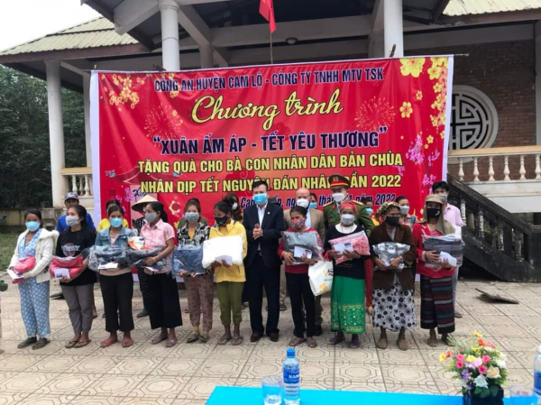 Tặng hơn 100 suất quà hỗ trợ đồng bào Vân Kiều ở bản Chùa, Quảng Trị đón Tết -1