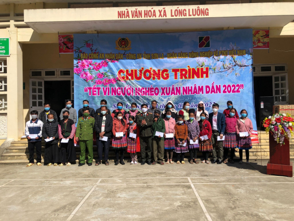 Báo CAND và Ngân hàng Agribank trao tặng người nghèo tỉnh Sơn La 200 suất quà Tết -0