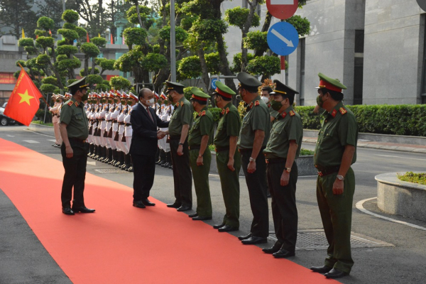 Chủ tịch nước Nguyễn Xuân Phúc đến thăm, chúc Tết cán bộ chiến sĩ Công an TP Hồ Chí Minh  -1
