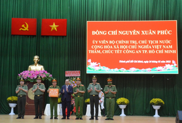 Chủ tịch nước Nguyễn Xuân Phúc đến thăm, chúc Tết cán bộ chiến sĩ Công an TP Hồ Chí Minh  -0