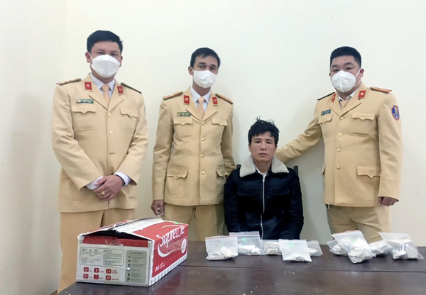 Người dân báo tin, CSGT bắt kẻ tàng trữ ma túy -0