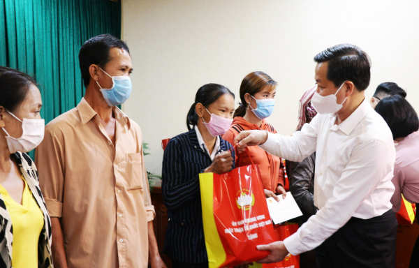 Phó Thủ tướng Lê Minh Khái thăm, tặng quà người lao động khó khăn tại Bình Phước -0