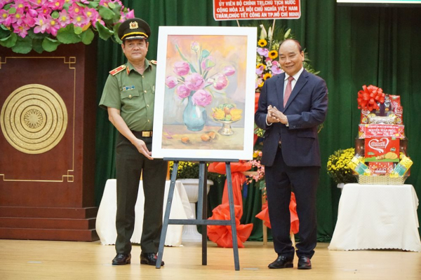 Chủ tịch nước Nguyễn Xuân Phúc đến thăm, chúc Tết cán bộ chiến sĩ Công an TP Hồ Chí Minh  -0
