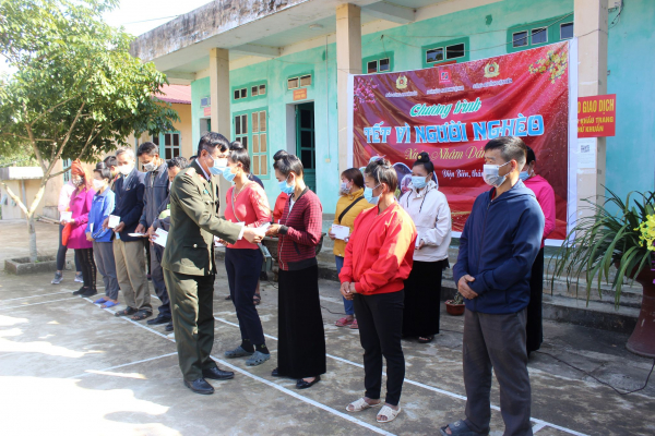 Báo CAND và Ngân hàng Agribank tiếp tục trao tặng người nghèo tỉnh Điện Biên 200 suất quà Tết -0